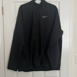 Nike - Windbreaker with front pockets and zipper